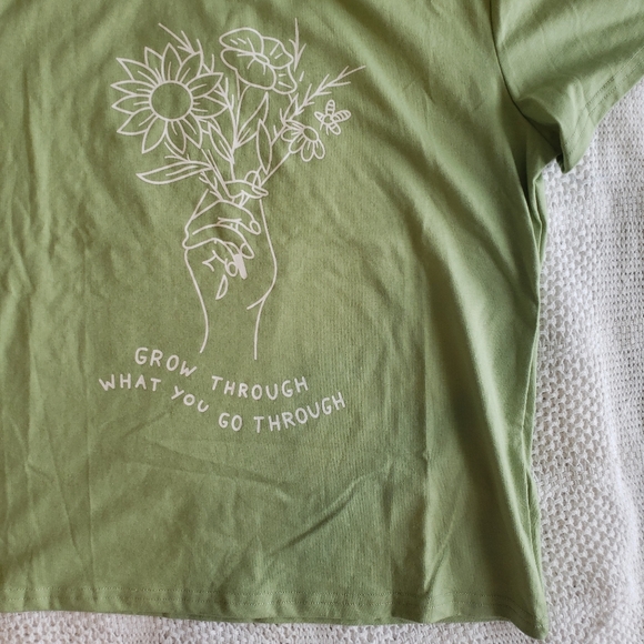 Tops - BNWT GRAPHIC TEE